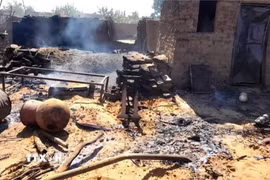 Ngôi nhà bị hư hại do xung đột tại El-Fasher, Sudan. (Ảnh: THX/TTXVN)