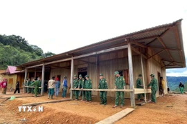 Di chuyển 4 ngôi nhà ở của đồng bào khu vực có nguy cơ sạt lở núi tại thôn Da'ding, xã Hùng Sơn, thành phố Đà Nẵng đến nơi an toàn. (Ảnh: Hoàng Sơn/TTXVN phát)