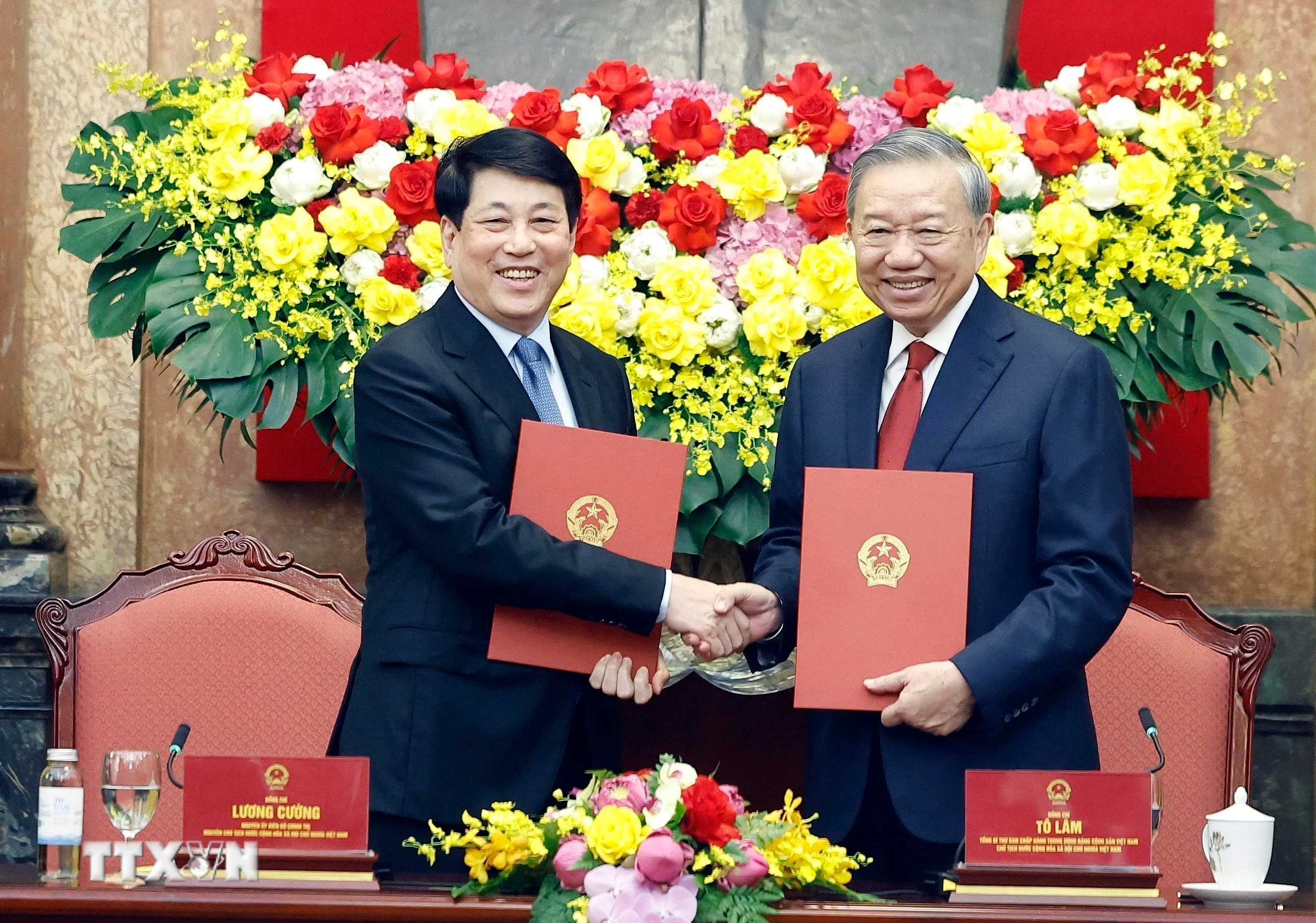 Tổng Bí thư, Chủ tịch nước Tô Lâm bàn giao công tác với nguyên Chủ tịch nước Lương Cường