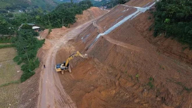 Dự án đường Hồ Chí Minh đoạn Chợ Chu - Ngã Ba Trung Sơn chậm tiến độ cả tháng