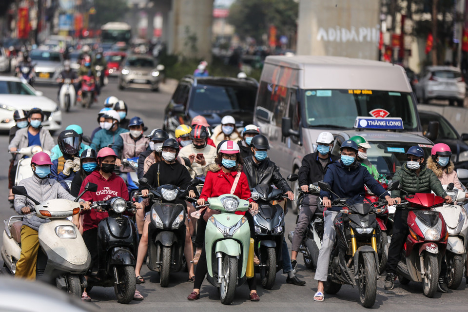 Tình hình COVID-19 tại Hà Nội đang diễn biến phức tạp nên người dân Thủ đô đã chủ động tăng cường các biện pháp chống dịch, đeo khẩu trang và hạn chế đi ra ngoài dịp cuối tuần. (Ảnh: Minh Sơn/Vietnam+) 