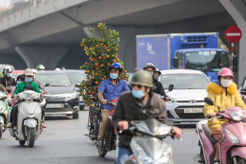 Hà Nội cũng đã yêu cầu người dân toàn thành phố bắt buộc phải đeo khẩu trang; hạn chế tập trung đông người ở khu vui chơi, giải trí; khuyến cáo người dân hạn chế đi tới các tỉnh... (Ảnh: Minh Sơn/Vietnam+)