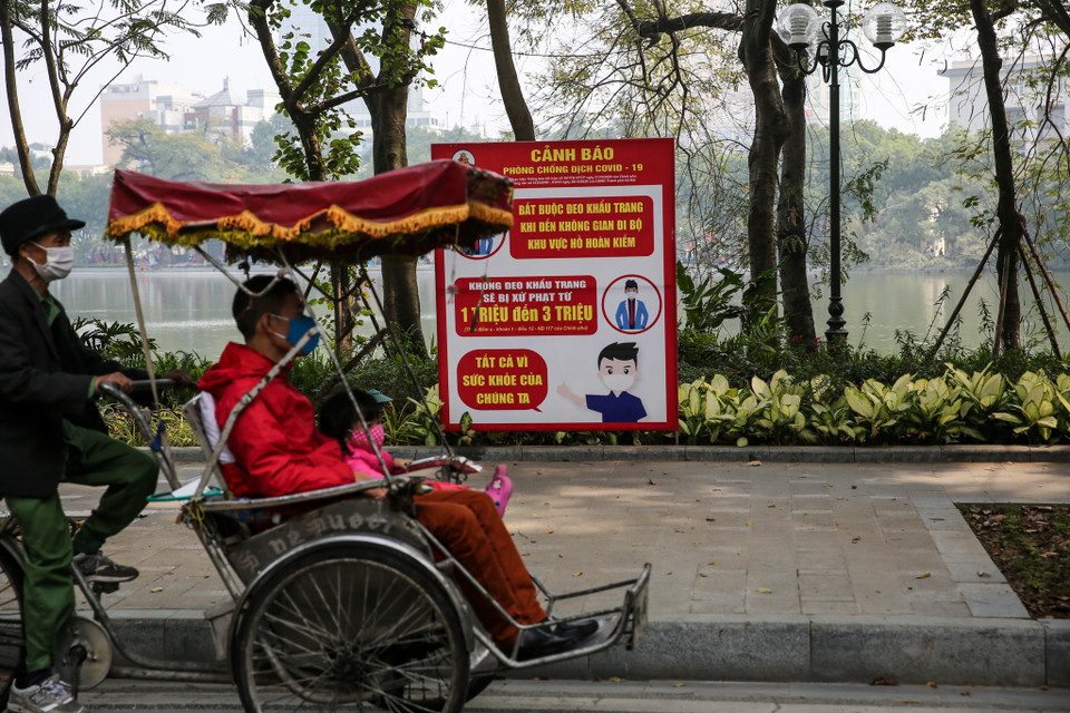 Ngay khu vực ở gần bờ hồ, biển khuyến cáo 'Cảnh báo phòng chống dịch COVID-19' được đặt tại nơi mọi người đi qua có thể dễ quan sát và nhận thấy nhất. (Ảnh: Minh Sơn/Vietnam+)