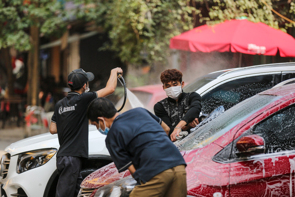 Thêm vào đó, Chủ tịch Uỷ ban Nhân dân Thành phố Hà Nội Chu Ngọc Anh đã ra chỉ thị về thực hiện quyết liệt các biện pháp phòng, chống dịch COVID-19. Trong đó mặc dù chưa cấm triệt để nhưng hoạt động kinh doanh dịch vụ ăn uống, cà phê giải khát phải thực hiện giãn cách 2m, khuyến khích bán hàng mang về. (Ảnh: Minh Sơn/Vietnam+)