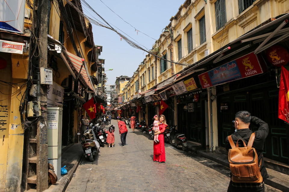 Phố Tạ Hiện nổi tiếng với sự đông đúc, nhộn nhịp luôn chật kín người đặc biệt là vào ngày cuối tuần. Tuy nhiên, dịch COVID-19 khiến người dân thủ đô cũng e ngại việc lui tới khu vực đông người, khiến khu phố này trở nên im ắng, vắng vẻ hơn. (Ảnh: Minh Sơn/Vietnam+)