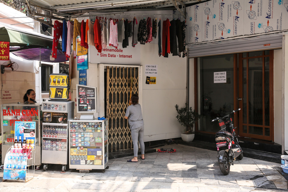 Nhiều cửa hàng trong khu vực phố cổ quận Hoàn Kiếm phải trả lại mặt bằng vì ảnh hưởng bởi dịch COVID-19. (Ảnh: Minh Sơn/Vietnam+)