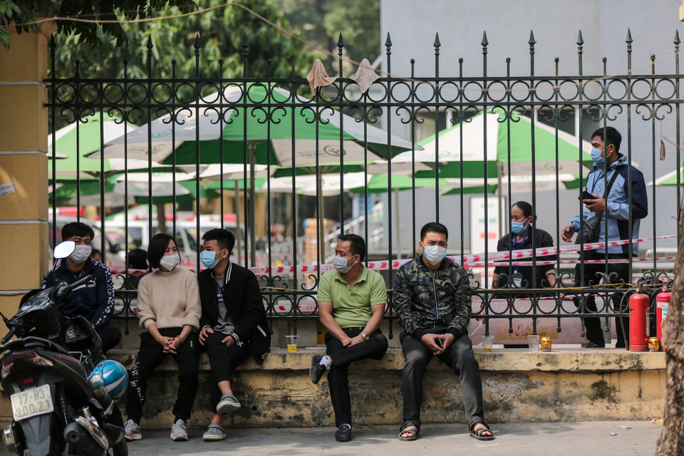 Tại khu vực bệnh viện Việt Đức (Hà Nội), người dân đều chấp hành nghiêm túc quy định đeo khẩu trang phòng dịch. (Ảnh: Minh Sơn/Vietnam+)
