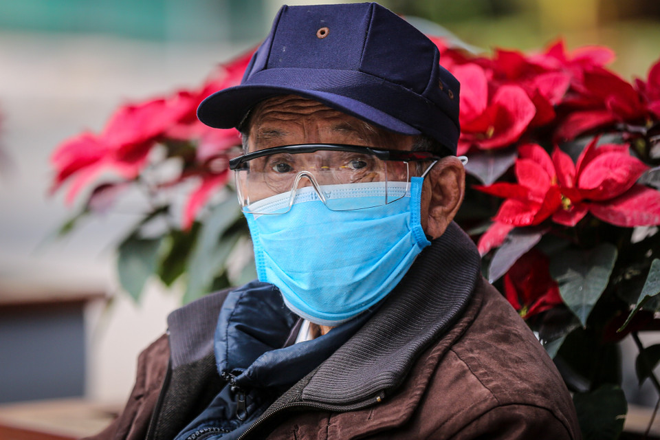 Ngoài việc giãn cách tại quán cà phê giải khát trên địa bàn, Uỷ ban Nhân dân Thành phố Hà Nội cũng yêu cầu người dân bắt buộc phải đeo khẩu trang khi ra ngoài; không tập trung đông người tại nơi công cộng, ngoài phạm vi công sở, trường học, bệnh viện; giữ khoảng cách tối thiểu 1m khi tiếp xúc. (Ảnh: Minh Sơn/Vietnam+)
