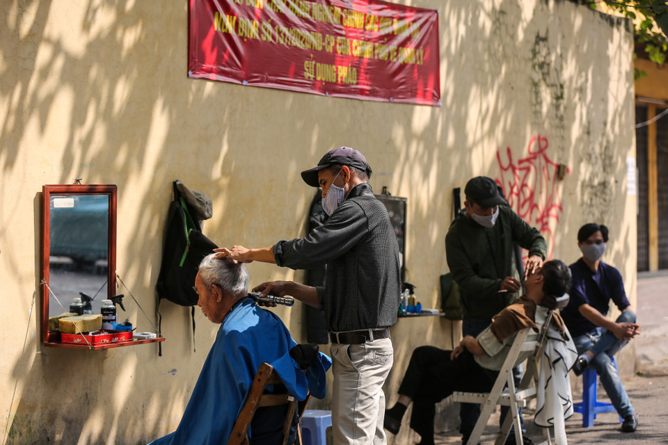 Trước đó ngày 3/2, Công an các quận: Hoàn Kiếm, Đống Đa, Hai Bà Trưng… đã tổ chức ra quân xử lý những trường hợp không đeo khẩu trang ở nơi công cộng trong thời điểm cả thành phố Hà Nội đang tập trung cao độ cho công tác phòng, chống dịch COVID-19. (Ảnh: Minh Sơn/Vietnam+)