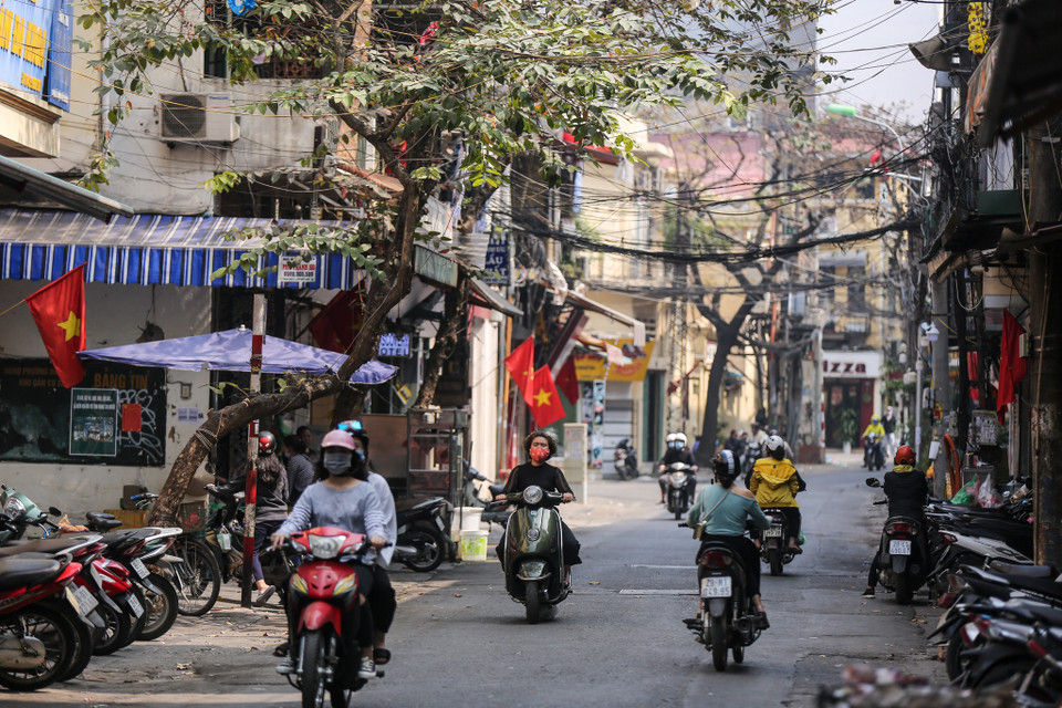 Bắt đầu từ ngày 15/11/2020, hành vi không đeo khẩu trang tại nơi công cộng sẽ bị phạt từ 1 – 3 triệu đồng. Đây là một trong những quy định mới, nổi bật của Nghị định số 117 của chính phủ, quy định về xử phạt hành chính trong lĩnh vực y tế... (Ảnh: Minh Sơn/Vietnam+)
