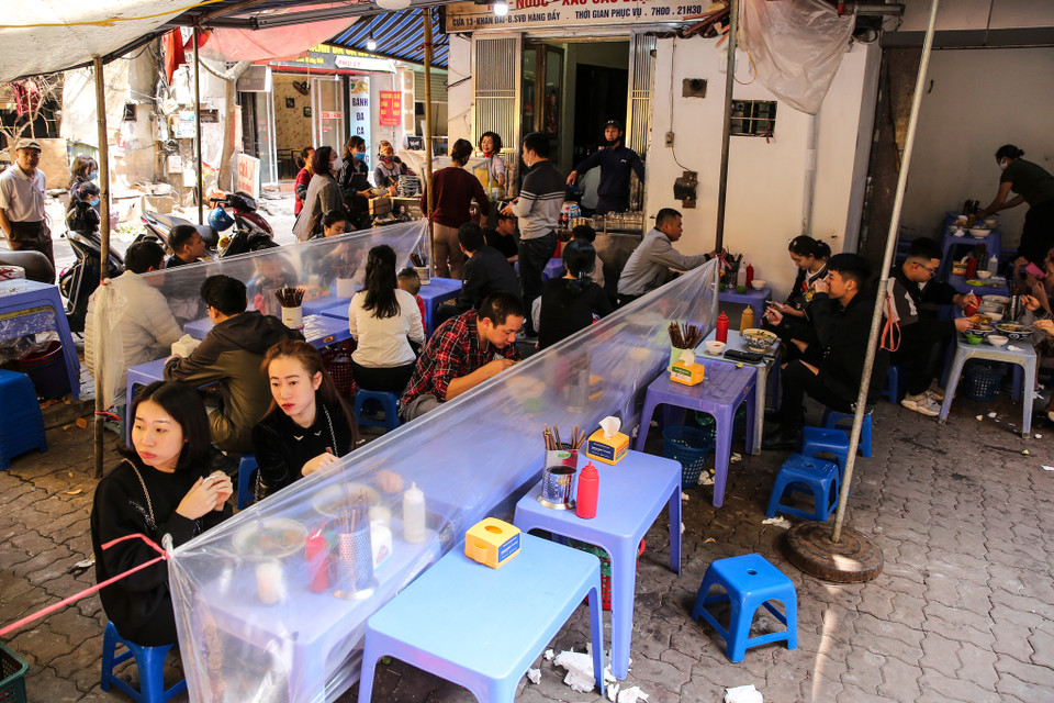 Các nhà hàng trên địa bàn khu vực Hà Nội cũng chủ động làm vách ngăn để đảm bảo an toàn cho thực khách. (Ảnh: Minh Sơn/Vietnam+)