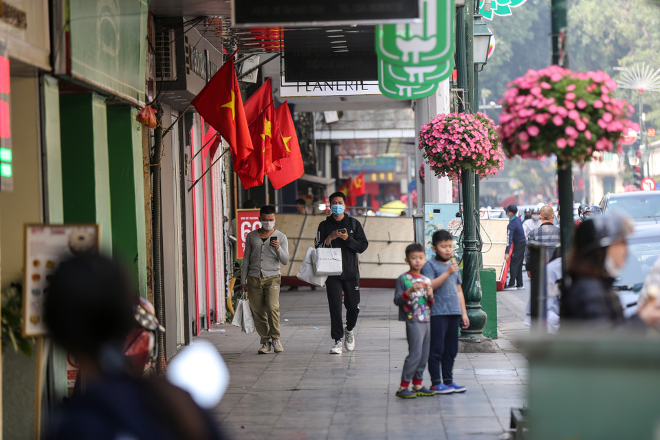 Khu vực phố đi bộ Hồ Gươm ngày chủ nhật cuối tuần, thời tiết nắng đẹp là điều kiện thích hợp để nhiều gia đình, thanh niên ra phố đi bộ chụp ảnh. Tuy nhiên khi dịch bùng phát, phố đi bộ đã tạm thời đóng cửa. (Ảnh: Minh Sơn/Vietnam+)