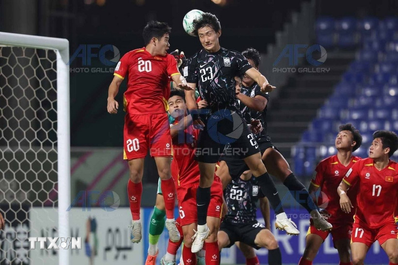 Võ Anh Quân (số 20) U23 Việt Nam cản phá pha đánh đầu của cầu thủ U23 Hàn Quốc. (Ảnh: AFC/TTXVN)