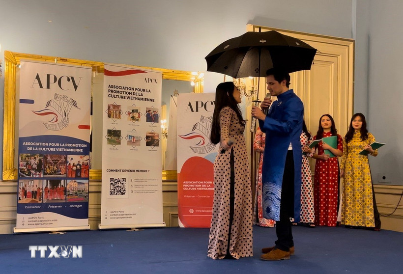 Trình diễn áo dài trong một chương trình do Hội tôn vinh văn hóa Việt tổ chức tại Thủ đô Paris (Pháp) vào đầu năm 2023. (Ảnh: Nguyễn Thu Hà/TTXVN)