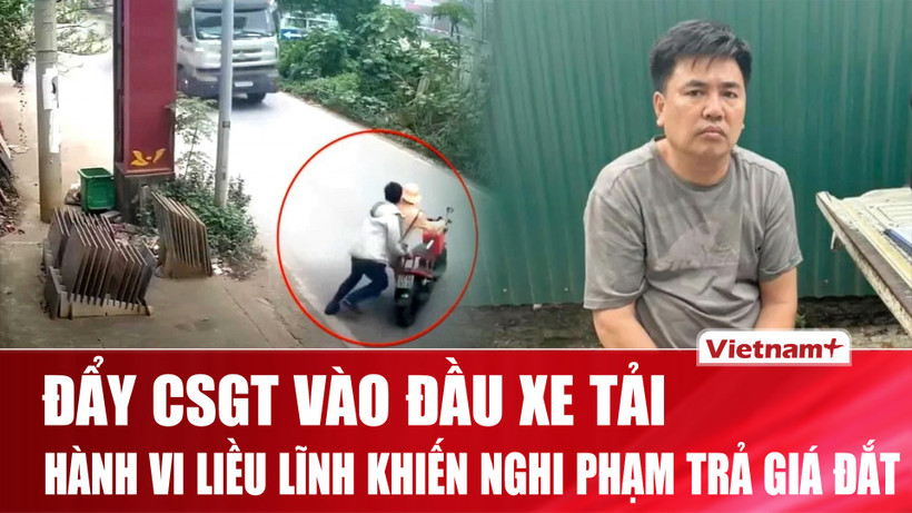 Tạm giữ hình sự đối tượng đẩy Cảnh sát giao thông vào đầu xe tải. (Nguồn: Vietnam+)