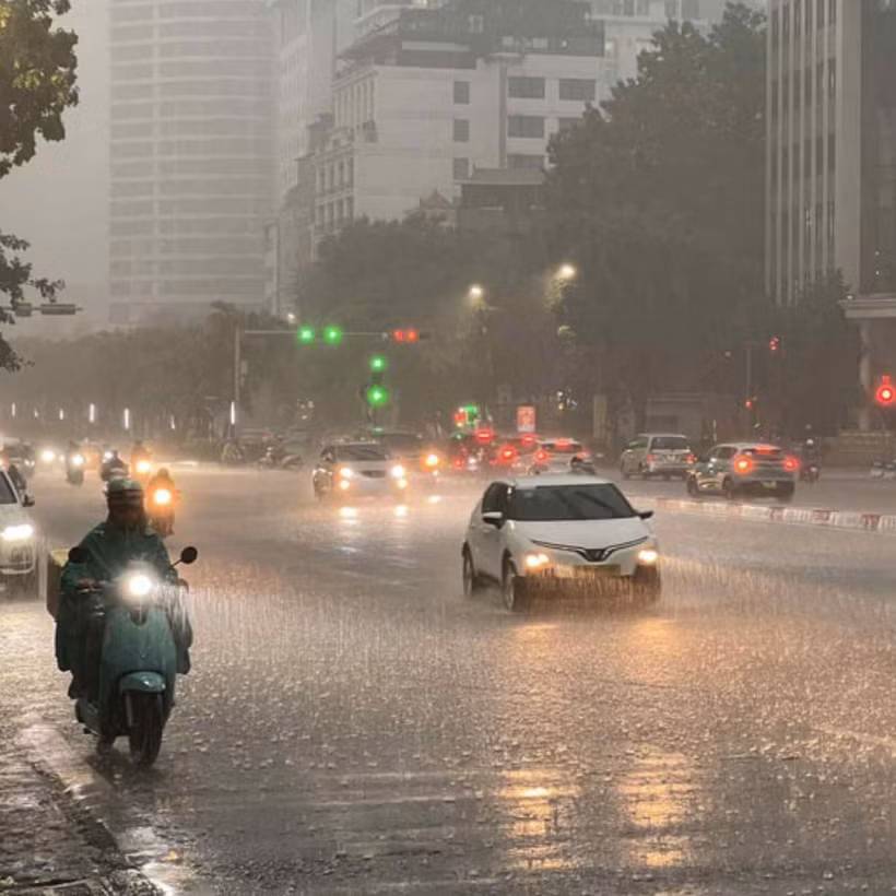 Hà Nội có lúc có mưa rào và dông, trong mưa dông có khả năng xảy ra lốc, sét, gió mạnh. (Nguồn: Vietnam+)