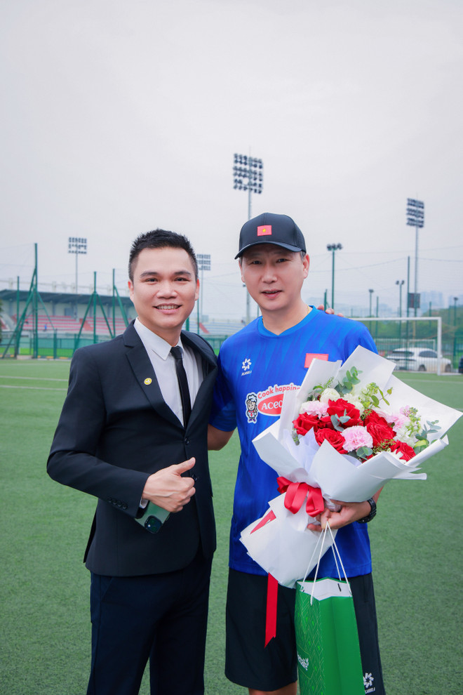 ong-nguyen-thanh-dat-giam-doc-truyen-thong-cap-cao-herbalife-viet-nam-tang-hoa-cho-hlv-kim-sang-sik.jpg