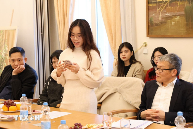 นักศึกษาปริญญาเอก เหงียน บั้ง ตู รองประธานสมาคมนักศึกษาเวียดนามในเยอรมนี (ภาพ: Thu Hang/VNA) ttxvn-du-thao-van-kien-dai-hoi-dang-xiv-8396875.jpg