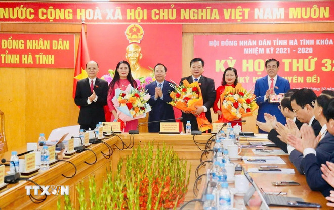 Presenting flowers to congratulate comrades elected to new leadership positions of the Provincial People's Council and People's Committee. (Photo: VNA) ttxvn-hdnd-va-ubnd-tinh-8372118.jpg