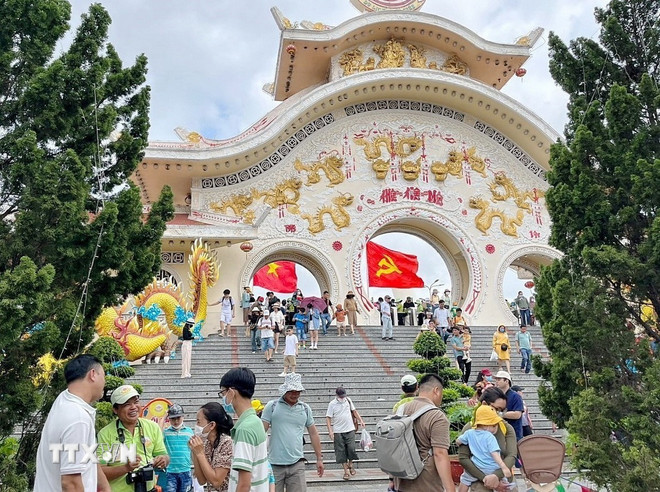 (Ảnh: TTXVN phát) ttxvn-suoi-tien.jpg