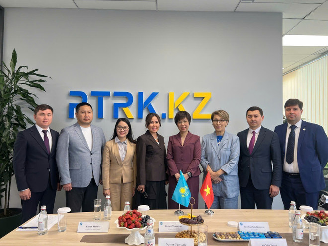 Tổng giám đốc Thông tấn xã Việt Nam (TTXVN) Vũ Việt Trang thăm, làm việc tại Tổ hợp Phát thanh và Truyền hình của Tổng thống Kazakhstan (TRC). (Ảnh: Nguồn TRC/TTXVN phát) tong-giam-doc-tham-lam-viec-tai-to-hop-phat-thanh-va-truyen-hinh-kazakhstan-8019162-3.jpg