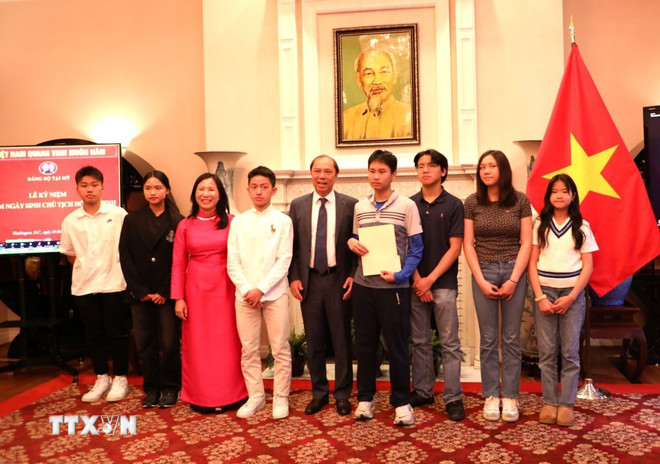 ttxvn-ky-niem-135-nam-ngay-sinh-chu-tich-ho-chi-minh-tai-my-8053916.jpg