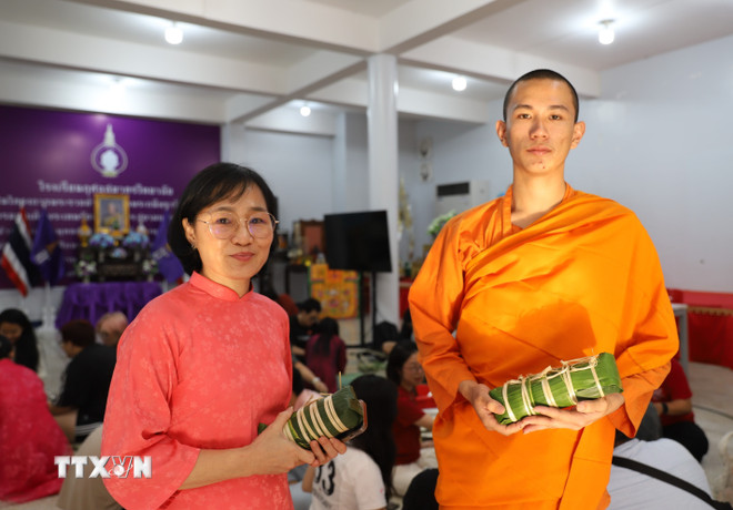 ttxvn-lan-toa-gia-tri-tet-truyen-thong-viet-tai-thai-lan-8594460.jpg