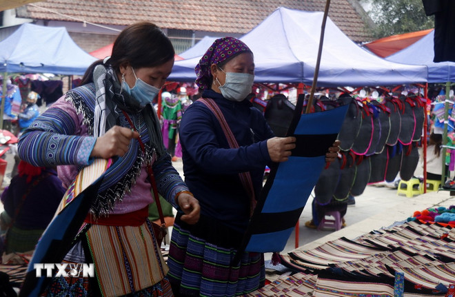 Masyarakat etnis memilih untuk membeli produk berbahan brokat. (Foto: Quoc Khanh/VNA) ttxvn-cho-phien-bac-ha-net-doc-dao-vung-cao-tay-bac-5847089-1.jpg
