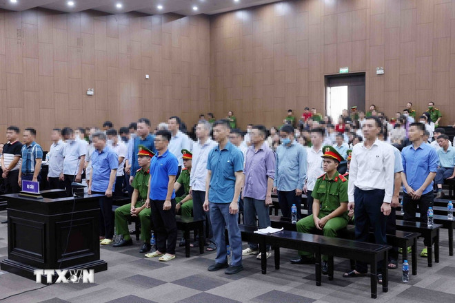 Các bị cáo tại phiên tòa xét xử. (Ảnh: Phạm Kiên/TTXVN) ttxvn-tap-doan-thuan-an-8262313.jpg