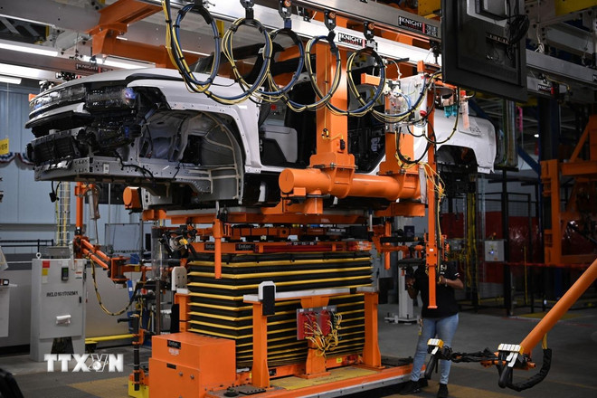 Dây chuyền sản xuất xe ôtô điện tại nhà máy của hãng General Motors ở Detroit, Michigan, Mỹ. (Ảnh: AFP/TTXVN) ttxvn-general-motors.jpg