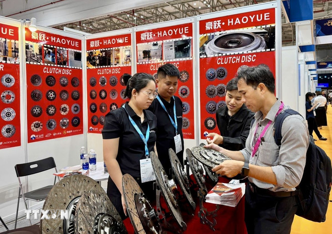 Người mua hàng tìm kiếm nguồn cung thiết bị tiêu chuẩn toàn cầu. (Ảnh: Mỹ Phương/TTXVN)