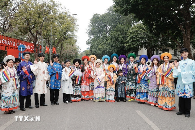 សម្រស់ប្រពៃណីរបស់អៅដាយរួមចំណែកលើកស្ទួយមុខមាត់ស្ត្រីវៀតណាម។ (រូបថត៖ Minh Quyet/VNA) ttxvn-ao-dai-viet-nam-3.jpg