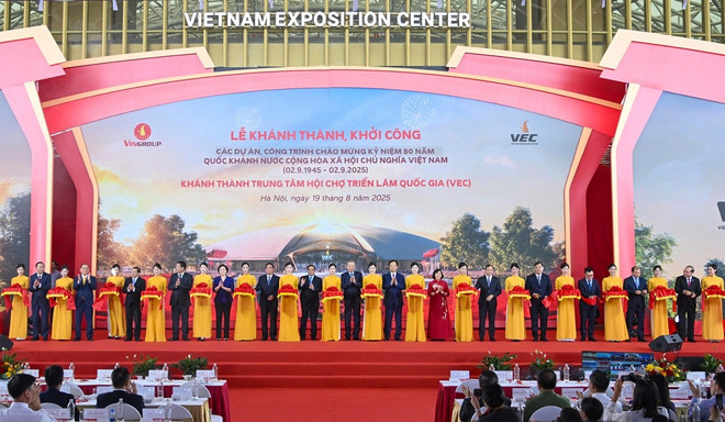 Tổng Bí thư, Thủ tướng Chính phủ và các đại biểu cắt băng khánh thành Trung tâm Hội chợ Triển lãm Quốc gia - công trình trọng điểm quốc gia. anh2.jpg