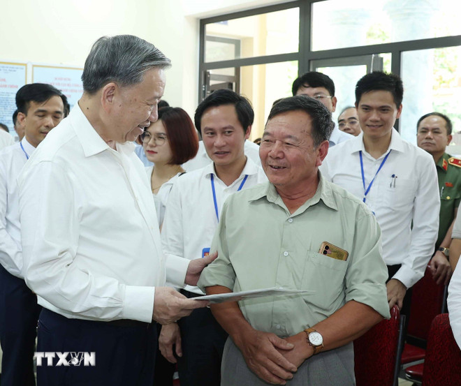Tổng Bí thư Tô Lâm thăm hỏi nhân dân đến làm thủ tục hành chính tại Trung tâm hành chính công xã Phúc Thịnh. (Ảnh: Thống Nhất/TTXVN) ttxvn-tong-bi-thu-kiem-tra-hoat-dong-cua-chinh-quyen-dia-phuong-hai-cap-tai-xa-phuc-thinh-ha-noi-8125347-1.jpg