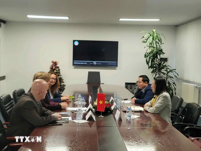 グエン・ティ・ミン・グエット大使は北マケドニア経済会議所で活動している。(写真:VNA) ttxvn-bac-macedonia-8458342.jpg