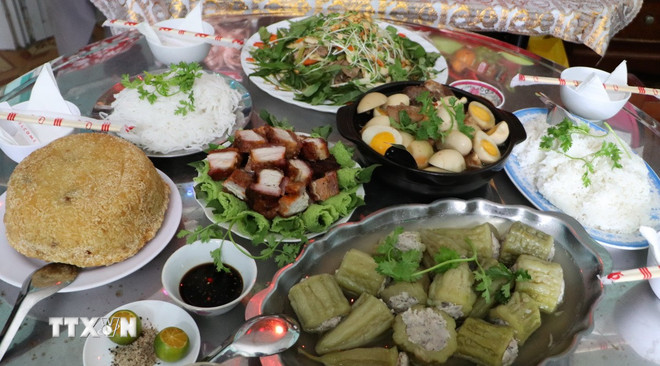 Những món ăn không quá cầu kỳ nhưng thể hiện tình cảm của đối với những người đã ngã xuống. (Ảnh: Hồng Thái/TTXVN) ttxvn-tron-nghia-tinh-mam-com-tri-an-liet-si-8172766.jpg