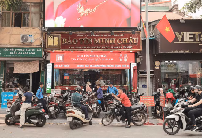 Sáng 7/4/2026, không khí giao dịch tại cơ sở Bảo Tín Minh Châu (15 Trần Nhân Tông, Hà Nội), diễn ra bình thường. (Ảnh: Phan Phương/TTXVN) bao-tin-minh-chau-dam-bao-quyen-loi-khach-hang-giao-dich-vang-8685892.jpg