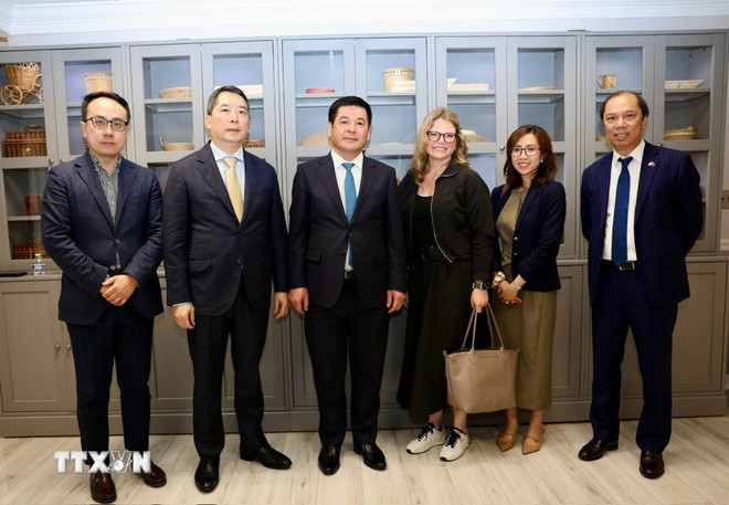 ttxvn-minister-of-industry-and-trade-meets-leaders-of-the-nike-and-walmart-groups-8086792.jpg