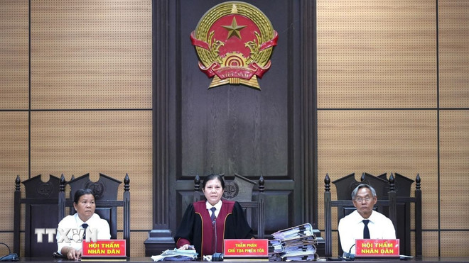 Hội đồng xét xử tại phiên tòa. (Ảnh: Minh Phú/TTXVN) ttxvn-xet-xu-cuu-can-bo-cong-an-kiem-sat-bo-lot-toi-pham-8033633.jpg