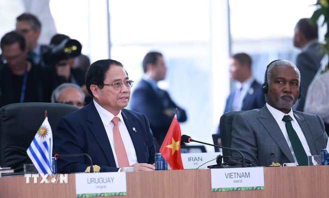 Thủ tướng Phạm Minh Chính phát biểu tại Phiên thảo luận cấp cao về chủ đề: "Môi trường, COP 30 và Y tế toàn cầu". (Ảnh: Dương Giang/TTXVN) ttxvn-thu-tuong-du-phien-thao-luan-cap-cao-ve-moi-truong-cop-30-va-y-te-toan-cau-tai-hoi-nghi-brics-mo-rong-2025-8136166.jpg