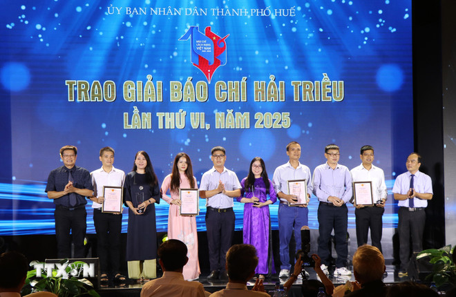Ban tổ chức trao cúp và chứng nhận cho tác phẩm đạt giải Ba. (Ảnh: Tường Vi/TTXVN) ttxvn-39-tac-pham-dat-giai-bao-chi-hai-trieu-lan-thu-vi-nam-2025-8095612.jpg