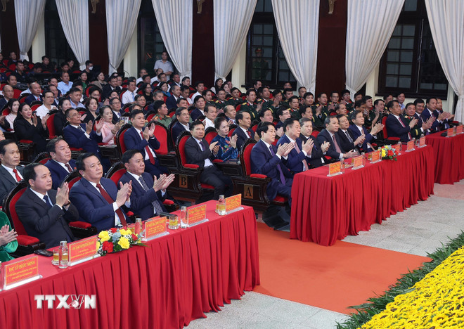 Chủ tịch nước Lương Cường, Thường trực Ban Bí thư Trần Cẩm Tú cùng các đồng chí Lãnh đạo Đảng, Nhà nước dự lễ trao giải Cuộc thi chính luận về bảo vệ nền tảng tư tưởng của Đảng lần thứ năm. (Ảnh: Lâm Khánh/TTXVN) ttxvn-le-trao-giai-cuoc-thi-chinh-luan-ve-bao-ve-nen-tang-tu-tuong-cua-dang-lan-thu-nam-8355653-1.jpg