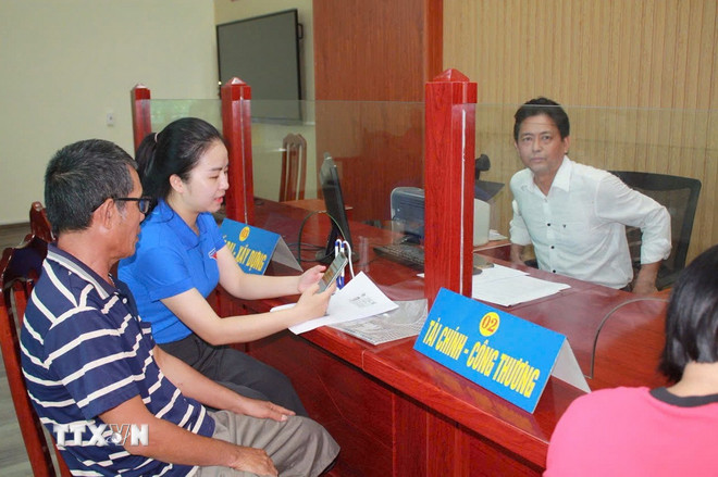 Wspieranie mieszkańców w realizacji procedur administracyjnych w Centrum Obsługi Administracji Publicznej Gminy Tan Thuan. (Zdjęcie: Thu Hoai/VNA) ttxvn-hung-yen-thuc-hien-dich-vu-cong-truc-tuyen-8135432.jpg