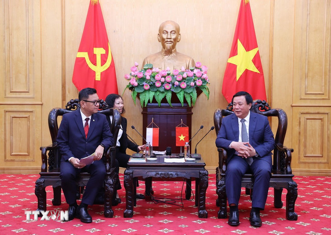 Professor dr. Nguyen Xuan Thang mottok dr. Ace Hasan Syadzily, president for det nasjonale akademiet for selvhjulpenhet i Republikken Indonesia. (Foto: Van Diep/VNA) ttxvn-giam-doc-hoc-vien-chinh-tri-quoc-gia-ho-chi-minh-tiep-chu-tich-hoc-vien-tu-cuong-dan-toc-indonesia-8400328.jpg