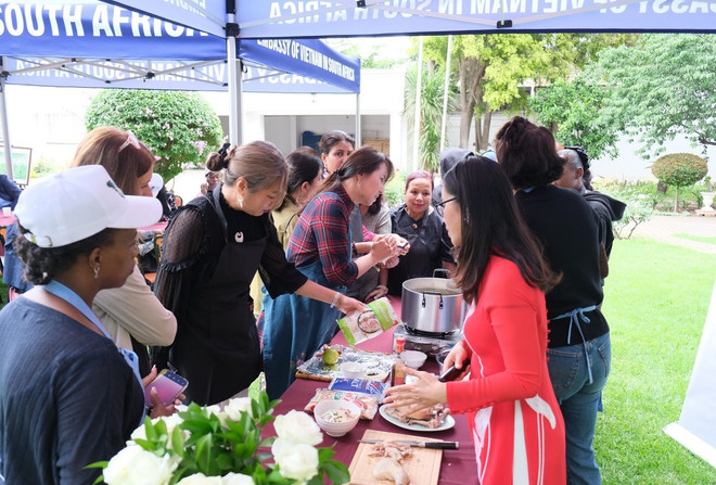 सदस्य चिकन फ़ो पकाने की शुरुआत को लेकर उत्साहित थे। (फोटो: होंग मिन्ह/वीएनए) ttxvnpho.jpg