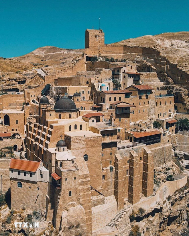 ttxvn-tu-vien-mar-saba-vien-ngoc-an-minh-giua-sa-mac-judea-8400530.jpg