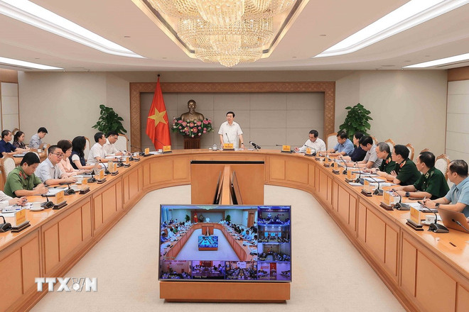 ttxvn-deputy-prime-minister-tran-hong-ha-chairs-a-conference-on-plans-to-deploy-the-city-with-super-bao-ragasa-8291582.jpg