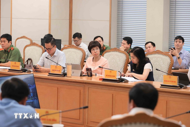 ttxvn-deputy-prime-minister-tran-hong-ha-chairs-a-conference-on-plans-to-deploy-the-city-with-super-bao-ragasa-8291578.jpg