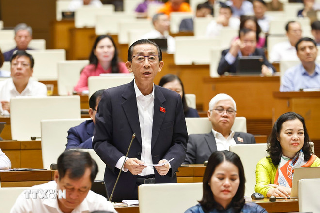 Đại biểu Quốc hội Thành phố Hồ Chí Minh Trần Hoàng Ngân phát biểu. (Ảnh: Doãn Tấn/TTXVN) ttxvn-quoc-hoi-thao-luan-ve-ket-qua-thuc-hien-ke-hoach-phat-trien-kinh-te-xa-hoi-nam-2025-8371328-8.jpg