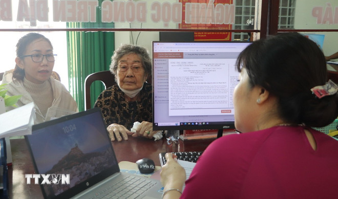 Giải quyết thủ tục hành chính trên môi trường mạng giúp rút ngắn thời gian cho người dân. (Ảnh: Hồng Thái/TTXVN) ttxvn-thu-tuc-hanh-chinh-8147466.jpg
